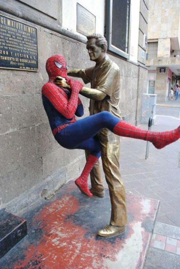 Illustration de l'article : En tombant sur une statue, ces 30 personnes savaient qu'elles devaient immortaliser l'instant avec une photo originale !