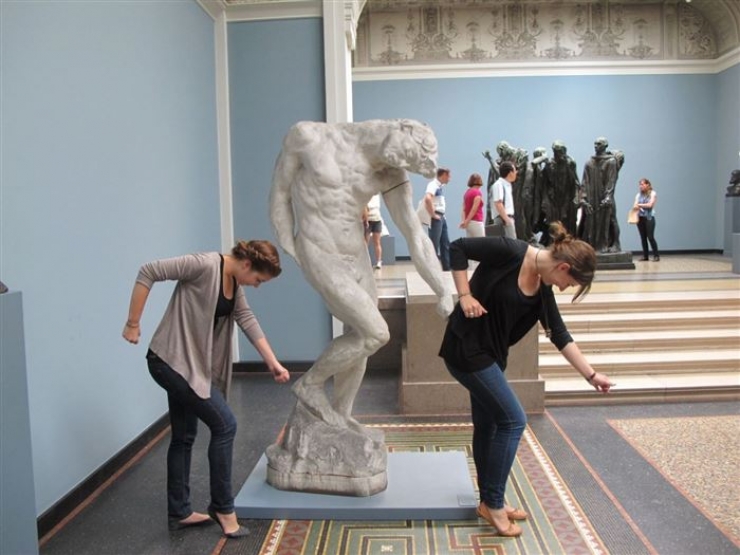 Illustration de l'article : En tombant sur une statue, ces 30 personnes savaient qu'elles devaient immortaliser l'instant avec une photo originale !