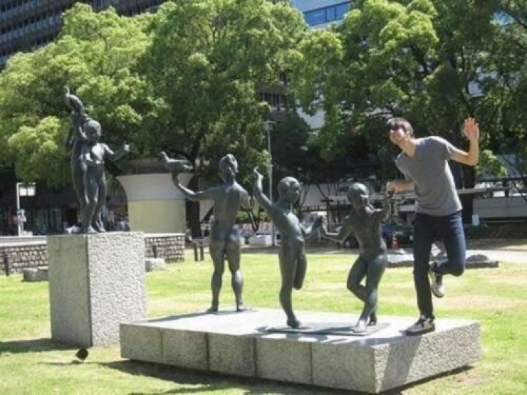 Illustration de l'article : En tombant sur une statue, ces 30 personnes savaient qu'elles devaient immortaliser l'instant avec une photo originale !