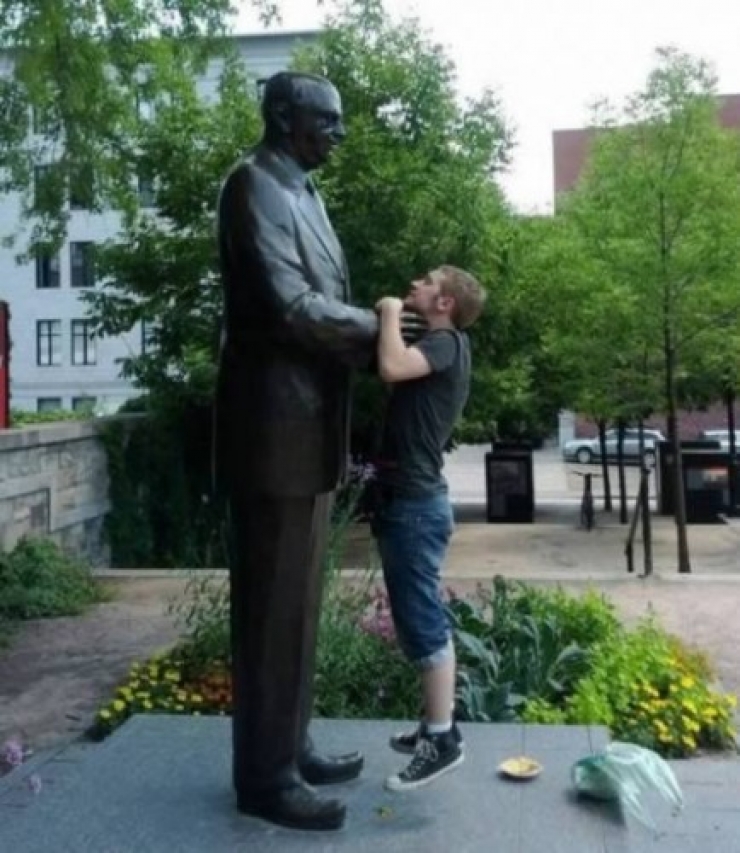 Illustration de l'article : En tombant sur une statue, ces 30 personnes savaient qu'elles devaient immortaliser l'instant avec une photo originale !
