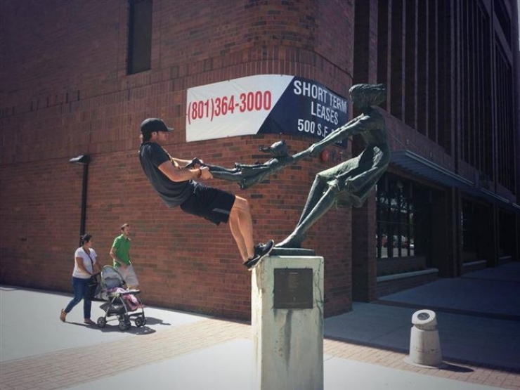 Illustration de l'article : En tombant sur une statue, ces 30 personnes savaient qu'elles devaient immortaliser l'instant avec une photo originale !