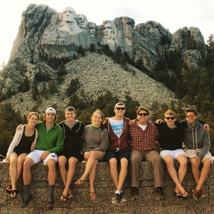 Illustration de l'article : Ce qu'un groupe d'amis a fait apr&egrave;s avoir r&eacute;cup&eacute;r&eacute; ce bus est vraiment INCROYABLE !