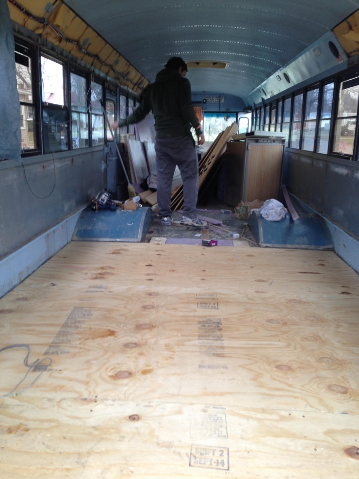 Illustration de l'article : Ce qu'un groupe d'amis a fait apr&egrave;s avoir r&eacute;cup&eacute;r&eacute; ce bus est vraiment INCROYABLE !