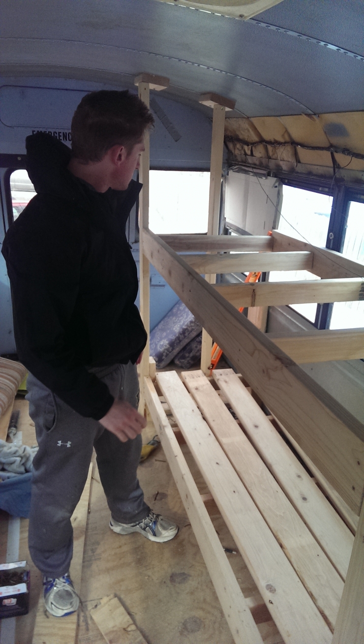 Illustration de l'article : Ce qu'un groupe d'amis a fait apr&egrave;s avoir r&eacute;cup&eacute;r&eacute; ce bus est vraiment INCROYABLE !