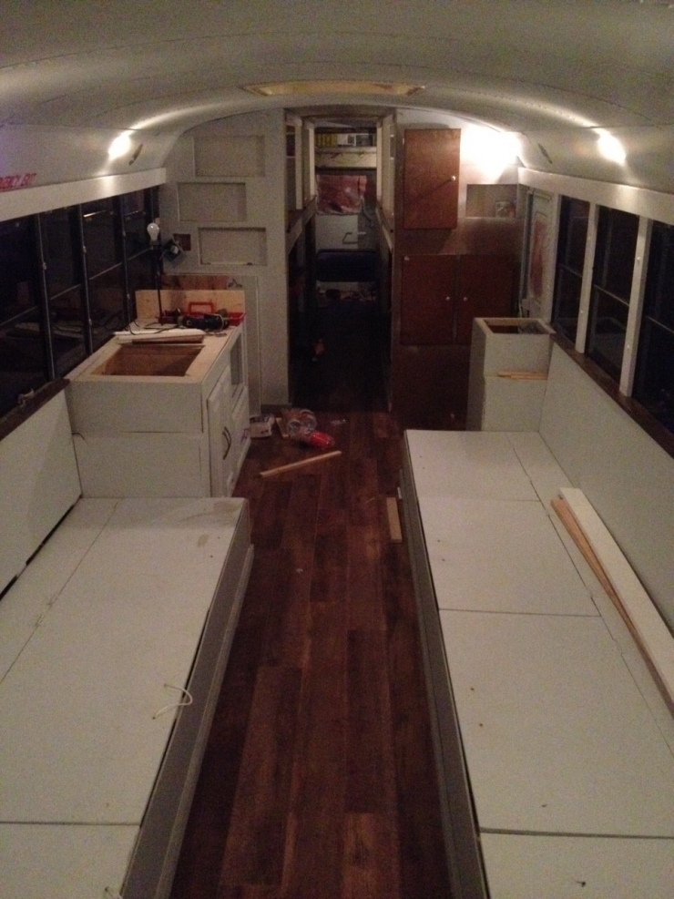 Illustration de l'article : Ce qu'un groupe d'amis a fait apr&egrave;s avoir r&eacute;cup&eacute;r&eacute; ce bus est vraiment INCROYABLE !