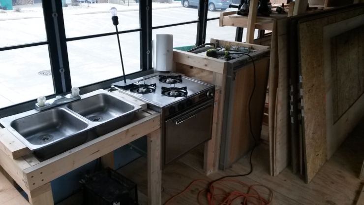 Illustration de l'article : Ce qu'un groupe d'amis a fait apr&egrave;s avoir r&eacute;cup&eacute;r&eacute; ce bus est vraiment INCROYABLE !