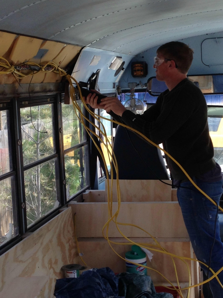 Illustration de l'article : Ce qu'un groupe d'amis a fait apr&egrave;s avoir r&eacute;cup&eacute;r&eacute; ce bus est vraiment INCROYABLE !