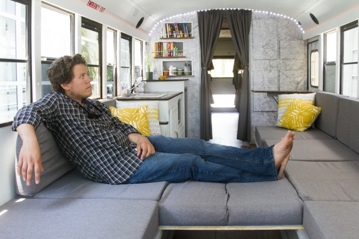 Illustration de l'article : Ce qu'un groupe d'amis a fait apr&egrave;s avoir r&eacute;cup&eacute;r&eacute; ce bus est vraiment INCROYABLE !