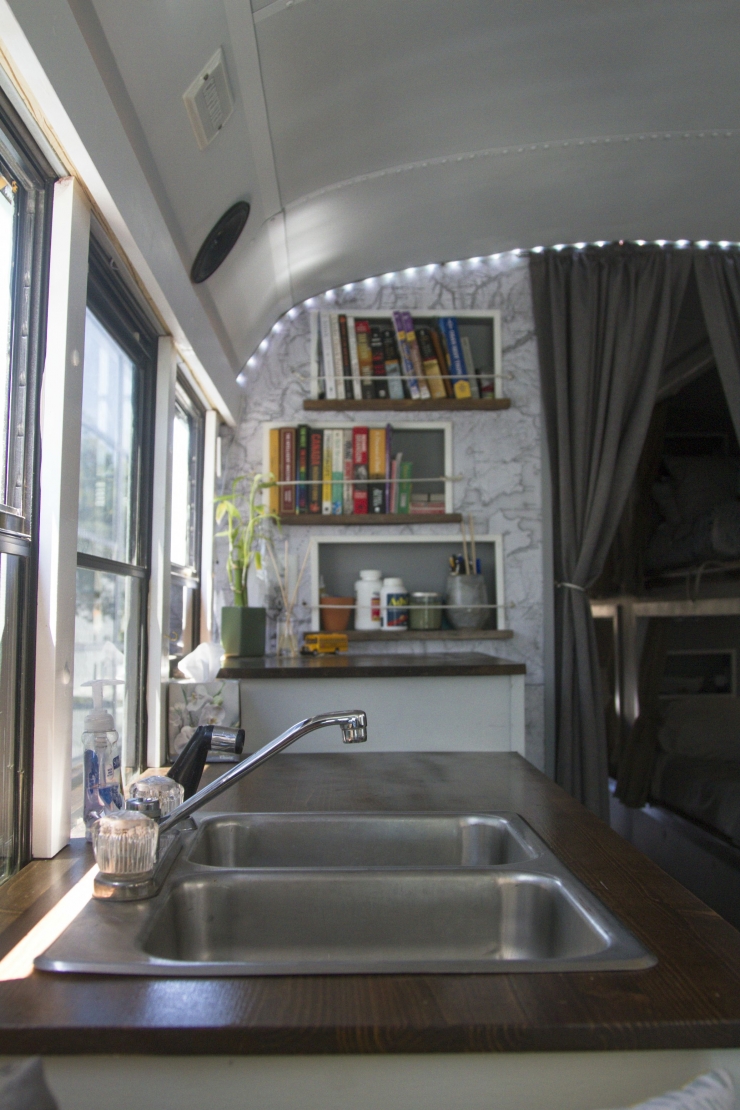 Illustration de l'article : Ce qu'un groupe d'amis a fait apr&egrave;s avoir r&eacute;cup&eacute;r&eacute; ce bus est vraiment INCROYABLE !