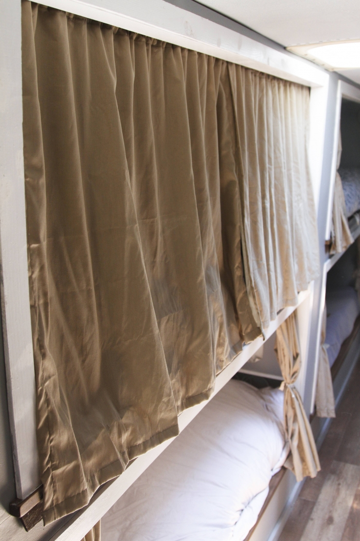 Illustration de l'article : Ce qu'un groupe d'amis a fait apr&egrave;s avoir r&eacute;cup&eacute;r&eacute; ce bus est vraiment INCROYABLE !