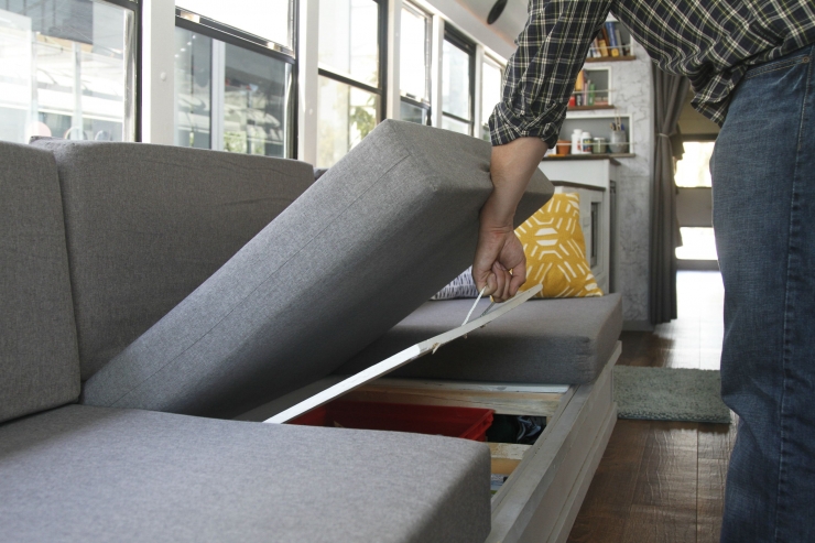 Illustration de l'article : Ce qu'un groupe d'amis a fait apr&egrave;s avoir r&eacute;cup&eacute;r&eacute; ce bus est vraiment INCROYABLE !