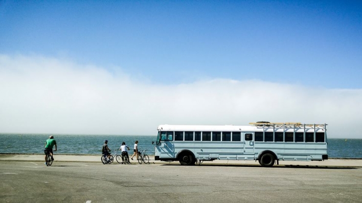 Illustration de l'article : Ce qu'un groupe d'amis a fait apr&egrave;s avoir r&eacute;cup&eacute;r&eacute; ce bus est vraiment INCROYABLE !