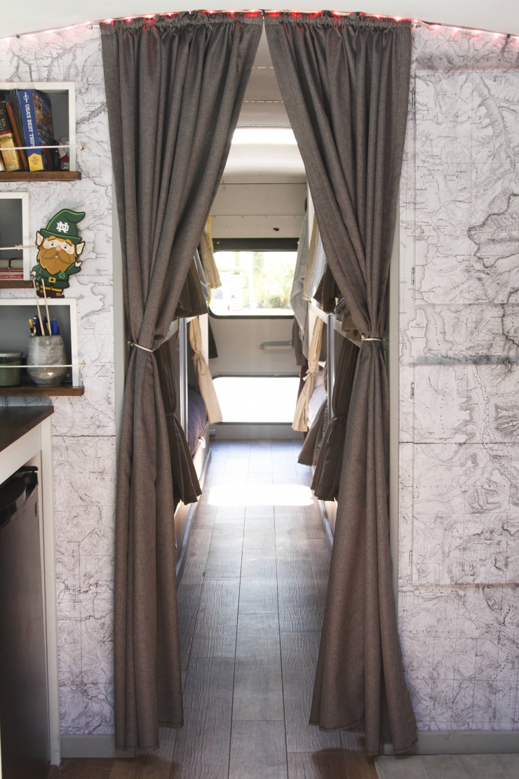 Illustration de l'article : Ce qu'un groupe d'amis a fait apr&egrave;s avoir r&eacute;cup&eacute;r&eacute; ce bus est vraiment INCROYABLE !