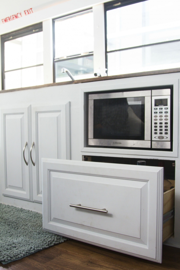 Illustration de l'article : Ce qu'un groupe d'amis a fait apr&egrave;s avoir r&eacute;cup&eacute;r&eacute; ce bus est vraiment INCROYABLE !