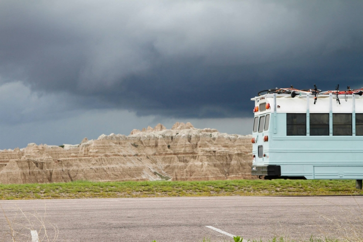 Illustration de l'article : Ce qu'un groupe d'amis a fait apr&egrave;s avoir r&eacute;cup&eacute;r&eacute; ce bus est vraiment INCROYABLE !