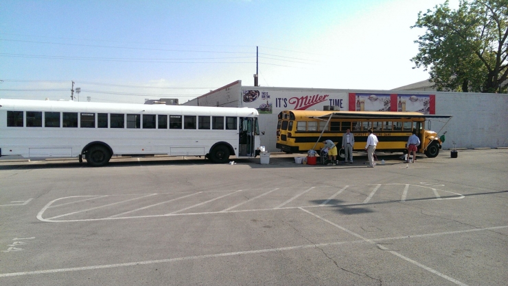 Illustration de l'article : Ce qu'un groupe d'amis a fait apr&egrave;s avoir r&eacute;cup&eacute;r&eacute; ce bus est vraiment INCROYABLE !