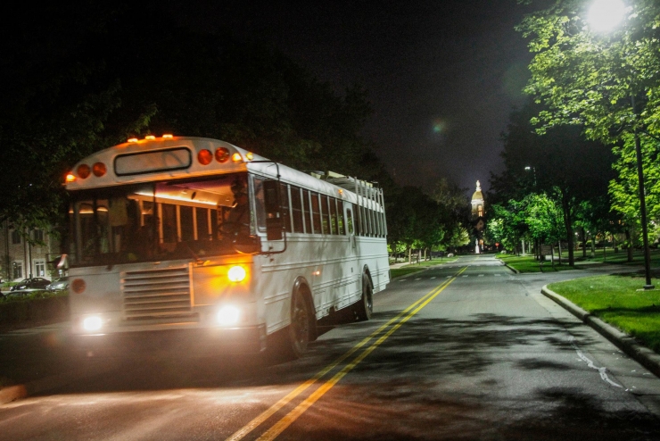 Illustration de l'article : Ce qu'un groupe d'amis a fait apr&egrave;s avoir r&eacute;cup&eacute;r&eacute; ce bus est vraiment INCROYABLE !