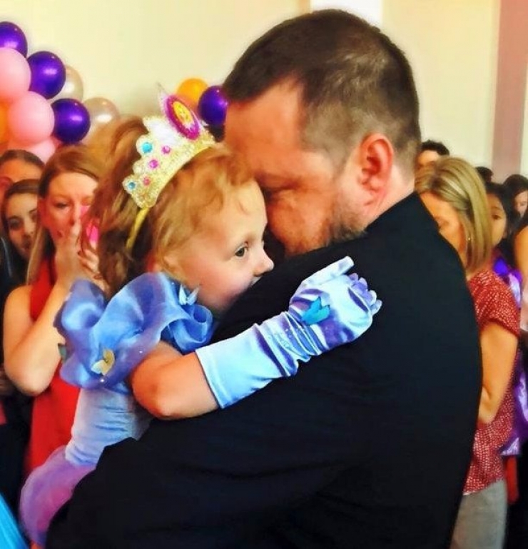 Illustration de l'article : Souffrant d'un cancer &agrave; 5 ans, ce que son papa fait pour son dernier anniversaire est &eacute;mouvant...