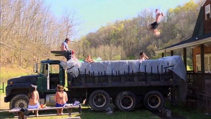 Illustration de l'article : Il y a ceux qui ont les moyens pour une piscine design et co&ucirc;teuse ! Et puis il y a les autres...