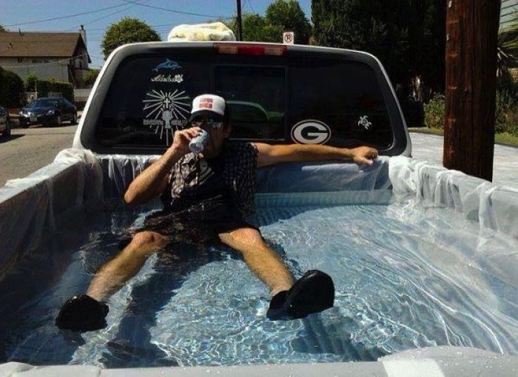 Illustration de l'article : Il y a ceux qui ont les moyens pour une piscine design et co&ucirc;teuse ! Et puis il y a les autres...