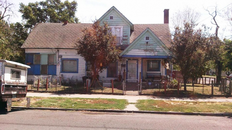 Illustration de l'article : Deux jeunes se moquent de sa maison allant jusqu'&agrave; dire qu'il faudrait la br&ucirc;ler... Voyez la magnifique r&eacute;action des gens !