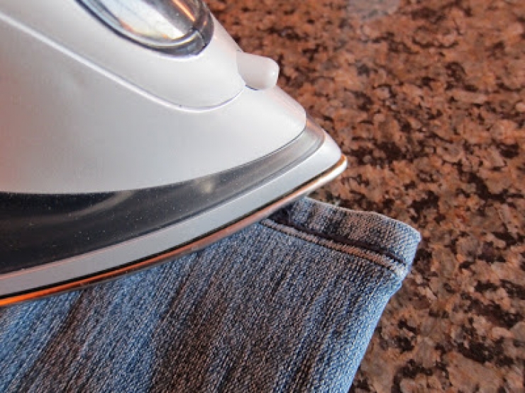 Illustration de l'article : Ne payez plus pour faire un ourlet &agrave; un jeans trop long, cette technique va vous soulager !