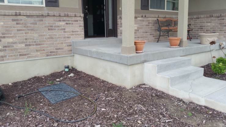 Illustration de l'article : Il d&eacute;truit son escalier de b&eacute;ton et ce qu'il construit devant sa maison est magnifique ! De quoi vous donner des id&eacute;es...