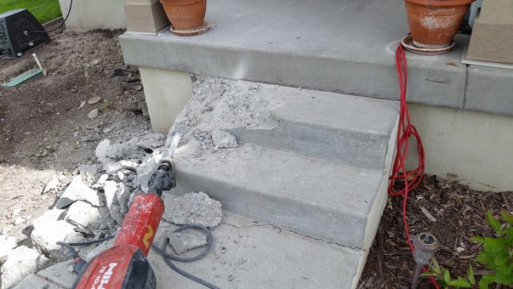 Illustration de l'article : Il d&eacute;truit son escalier de b&eacute;ton et ce qu'il construit devant sa maison est magnifique ! De quoi vous donner des id&eacute;es...