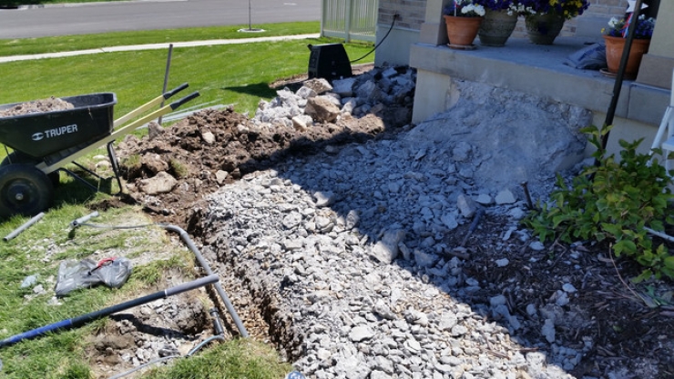 Illustration de l'article : Il d&eacute;truit son escalier de b&eacute;ton et ce qu'il construit devant sa maison est magnifique ! De quoi vous donner des id&eacute;es...