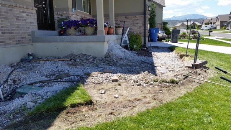 Illustration de l'article : Il d&eacute;truit son escalier de b&eacute;ton et ce qu'il construit devant sa maison est magnifique ! De quoi vous donner des id&eacute;es...