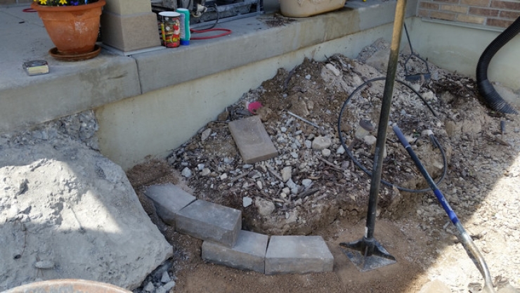 Illustration de l'article : Il d&eacute;truit son escalier de b&eacute;ton et ce qu'il construit devant sa maison est magnifique ! De quoi vous donner des id&eacute;es...