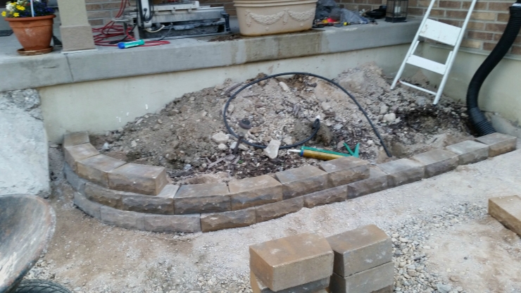 Illustration de l'article : Il d&eacute;truit son escalier de b&eacute;ton et ce qu'il construit devant sa maison est magnifique ! De quoi vous donner des id&eacute;es...