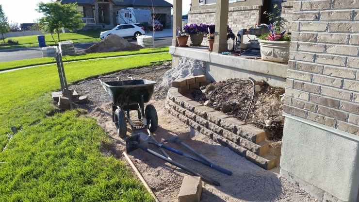 Illustration de l'article : Il d&eacute;truit son escalier de b&eacute;ton et ce qu'il construit devant sa maison est magnifique ! De quoi vous donner des id&eacute;es...