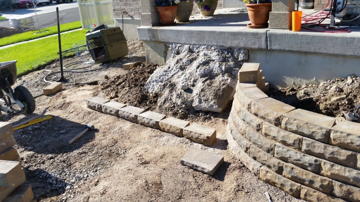 Illustration de l'article : Il d&eacute;truit son escalier de b&eacute;ton et ce qu'il construit devant sa maison est magnifique ! De quoi vous donner des id&eacute;es...