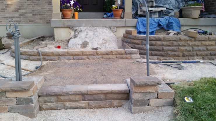 Illustration de l'article : Il d&eacute;truit son escalier de b&eacute;ton et ce qu'il construit devant sa maison est magnifique ! De quoi vous donner des id&eacute;es...