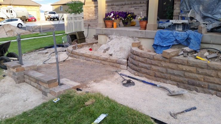 Illustration de l'article : Il d&eacute;truit son escalier de b&eacute;ton et ce qu'il construit devant sa maison est magnifique ! De quoi vous donner des id&eacute;es...