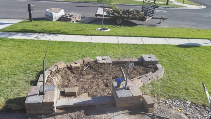 Illustration de l'article : Il d&eacute;truit son escalier de b&eacute;ton et ce qu'il construit devant sa maison est magnifique ! De quoi vous donner des id&eacute;es...