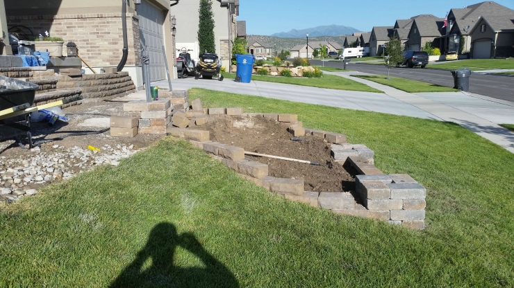 Illustration de l'article : Il d&eacute;truit son escalier de b&eacute;ton et ce qu'il construit devant sa maison est magnifique ! De quoi vous donner des id&eacute;es...