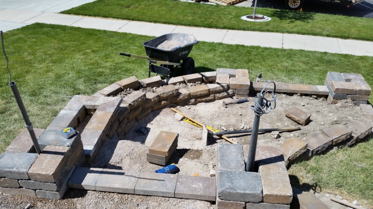 Illustration de l'article : Il d&eacute;truit son escalier de b&eacute;ton et ce qu'il construit devant sa maison est magnifique ! De quoi vous donner des id&eacute;es...