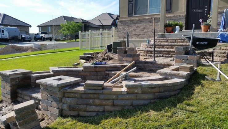 Illustration de l'article : Il d&eacute;truit son escalier de b&eacute;ton et ce qu'il construit devant sa maison est magnifique ! De quoi vous donner des id&eacute;es...