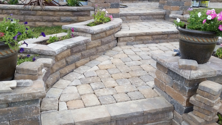 Illustration de l'article : Il d&eacute;truit son escalier de b&eacute;ton et ce qu'il construit devant sa maison est magnifique ! De quoi vous donner des id&eacute;es...