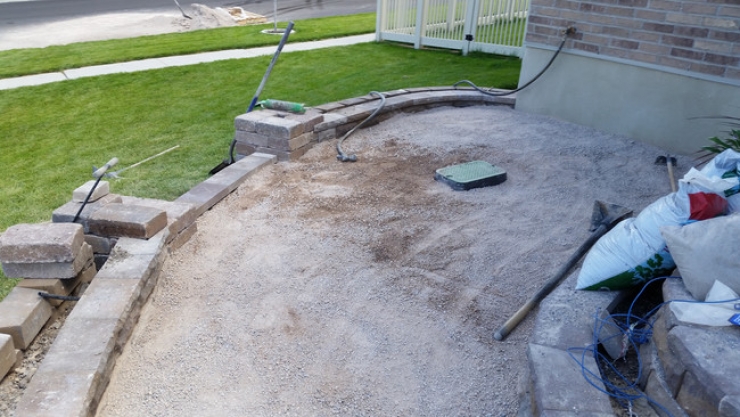 Illustration de l'article : Il d&eacute;truit son escalier de b&eacute;ton et ce qu'il construit devant sa maison est magnifique ! De quoi vous donner des id&eacute;es...