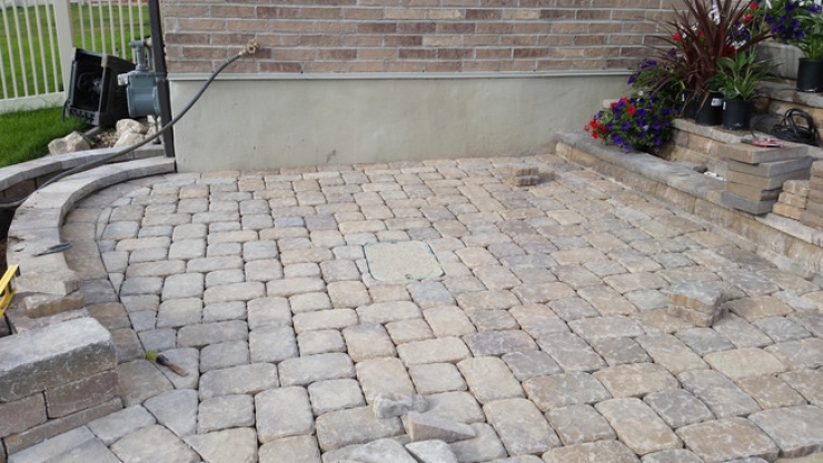 Illustration de l'article : Il d&eacute;truit son escalier de b&eacute;ton et ce qu'il construit devant sa maison est magnifique ! De quoi vous donner des id&eacute;es...