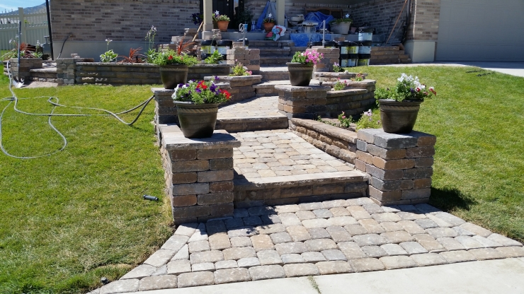 Illustration de l'article : Il d&eacute;truit son escalier de b&eacute;ton et ce qu'il construit devant sa maison est magnifique ! De quoi vous donner des id&eacute;es...