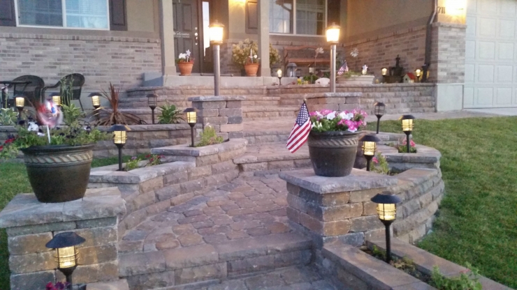 Illustration de l'article : Il d&eacute;truit son escalier de b&eacute;ton et ce qu'il construit devant sa maison est magnifique ! De quoi vous donner des id&eacute;es...