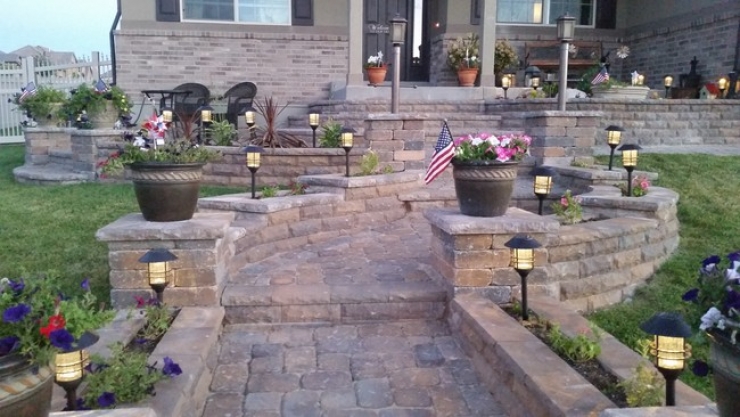 Illustration de l'article : Il d&eacute;truit son escalier de b&eacute;ton et ce qu'il construit devant sa maison est magnifique ! De quoi vous donner des id&eacute;es...