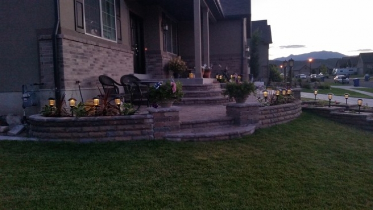 Illustration de l'article : Il d&eacute;truit son escalier de b&eacute;ton et ce qu'il construit devant sa maison est magnifique ! De quoi vous donner des id&eacute;es...