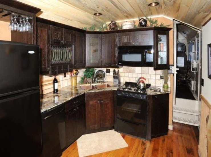 Illustration de l'article : Ils r&eacute;cup&egrave;rent des wagons qu'ils transforment en jolies petites habitations... Une id&eacute;e de g&eacute;nie !