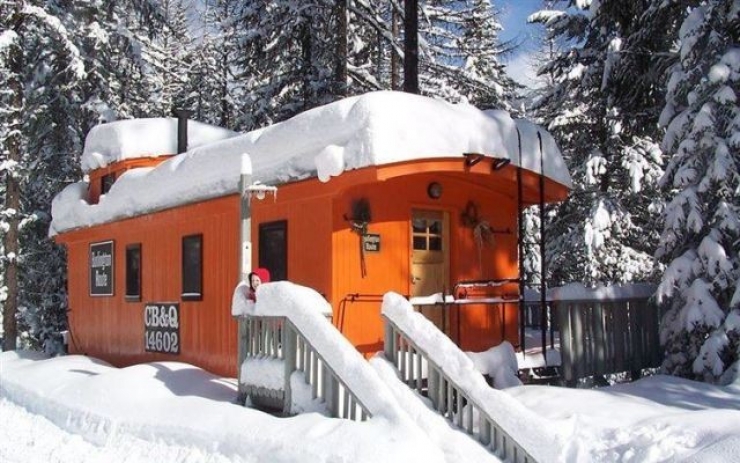 Illustration de l'article : Ils r&eacute;cup&egrave;rent des wagons qu'ils transforment en jolies petites habitations... Une id&eacute;e de g&eacute;nie !