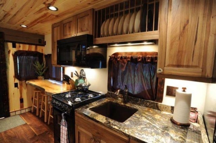 Illustration de l'article : Ils r&eacute;cup&egrave;rent des wagons qu'ils transforment en jolies petites habitations... Une id&eacute;e de g&eacute;nie !